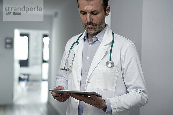 Reifer Arzt nutzt Tablet-PC in der Klinik