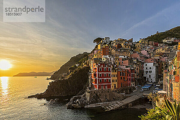 Italien  Ligurien  Riomaggiore  Rand eines Küstendorfes entlang der Cinque Terre bei Sonnenuntergang