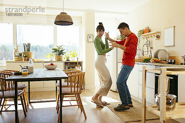 Glückliches Paar tanzt in der Küche