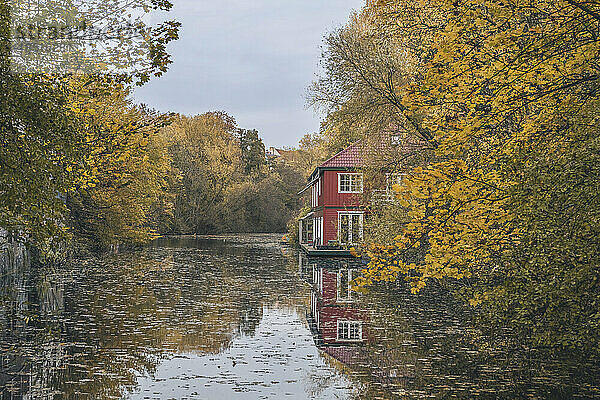 Deutschland  Hamburg  Isebekkanal im Herbst mit Hausboot im Hintergrund