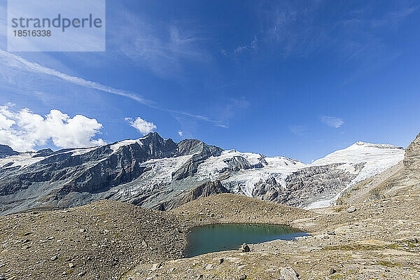 Malerische Aussicht auf den Pasterze-Gletscher und den Sandersee an einem sonnigen Tag  Kärnten  Österreich