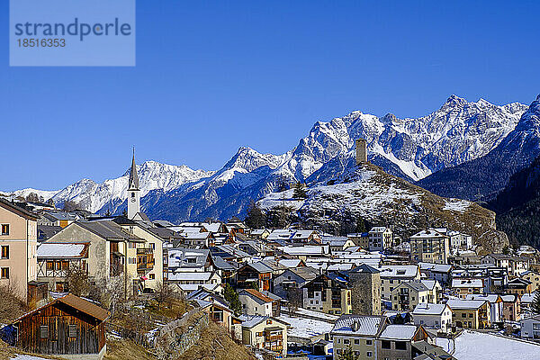 Schweiz  Kanton Graubünden  Ardez  Blick auf die Winterstadt im Engadin mit Bergen im Hintergrund