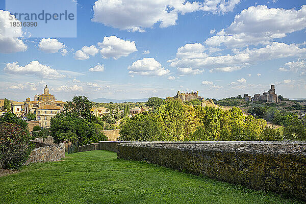 Italien  Latium  Toskana  Steinmauer  die den öffentlichen Park in der historischen Stadt umgibt