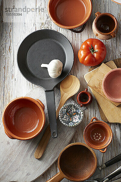 Garlic clove  red bell pepper  frying pan and empty bowls