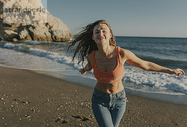 Fröhliche Frau genießt den Strand