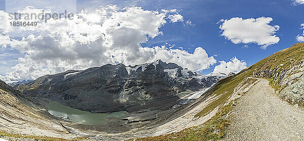 Blick auf den Pasterze-Gletscher und den Sandersee vor bewölktem Himmel  Kärnten  Österreich