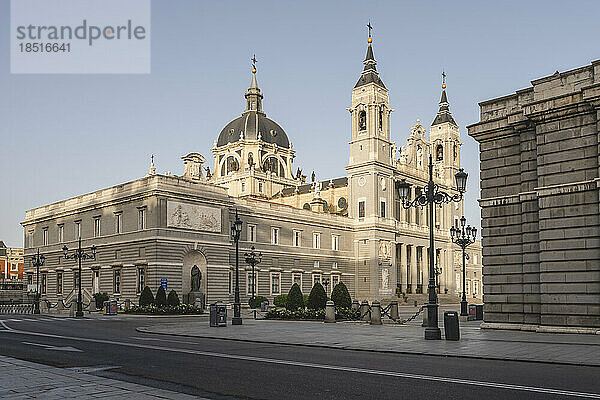 Spanien  Madrid  leere Straße vor der Almudena-Kathedrale