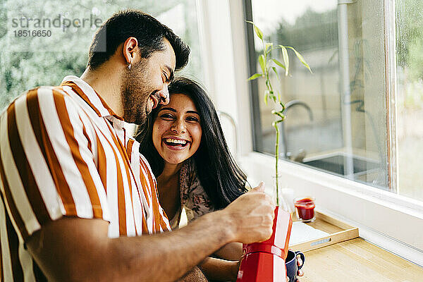 Glückliches Paar  das zu Hause Kaffee genießt