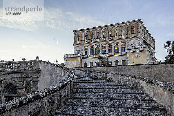 Italien  Latium  Caprarola  Stufen vor der Villa Farnese