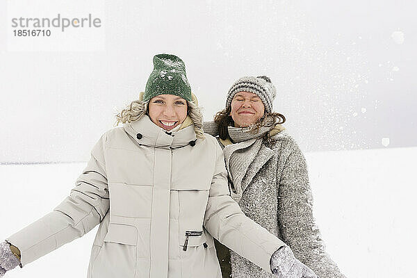 Glückliche Frauen genießen den Schnee