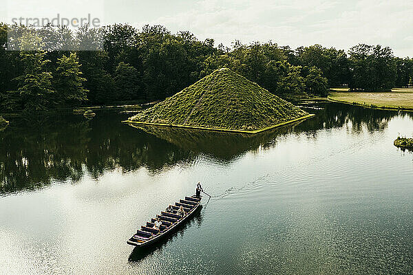 Pyramide im See des Parks Branitz  Cottbus  Deutschland