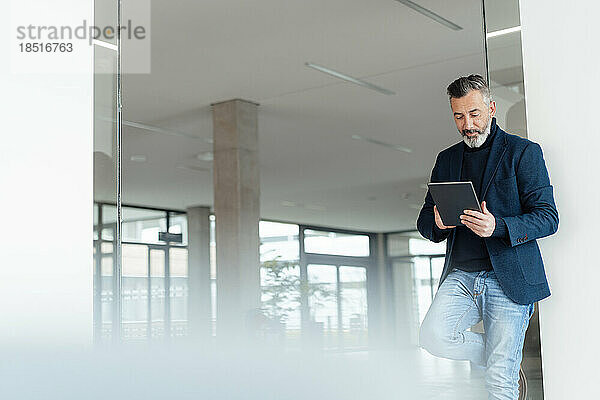 Geschäftsmann nutzt Tablet-PC im Büro