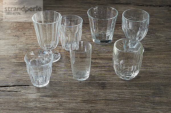 Sammlung leerer Gläser  die auf einer Holzoberfläche stehen