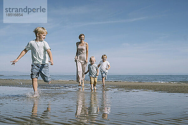 Glückliche Familie genießt gemeinsam am Strand