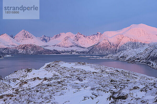 Norwegen  Troms und Finnmark  schneebedeckte Berge rund um den Sorfjord in der Abenddämmerung