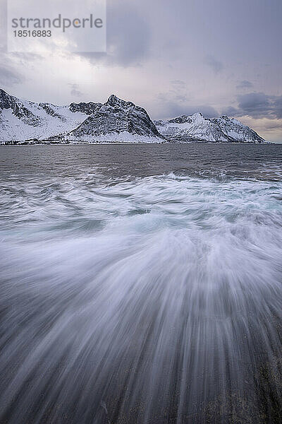 Norwegen  Troms und Finnmark  Langzeitbelichtung des Steinfjords mit den Bergen der Insel Senja im Hintergrund