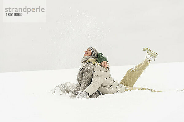 Frau hat Spaß mit Freundin im Schnee