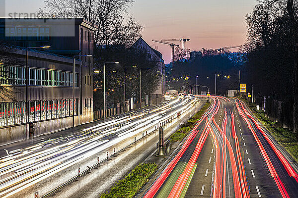 Deutschland  Baden-Württemberg  Stuttgart  Langzeitbelichtung eines Staus auf einer mehrspurigen Autobahn in der Abenddämmerung