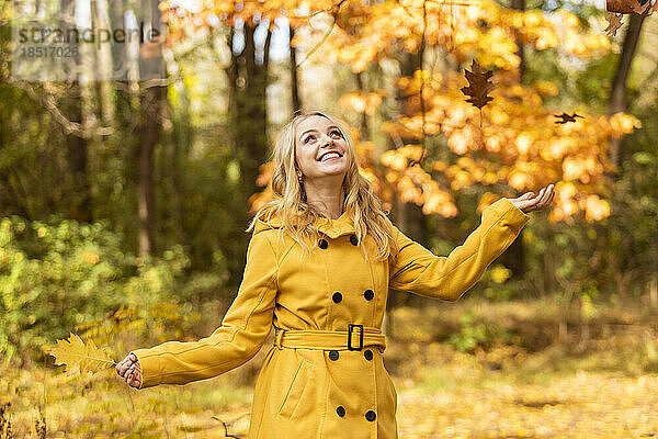 Glückliche Frau  die im Herbstpark genießt