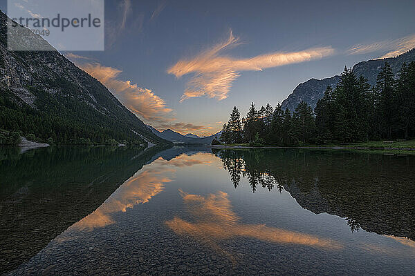 Österreich  Tirol  Wolken spiegeln sich in der Abenddämmerung im Heiterwanger See