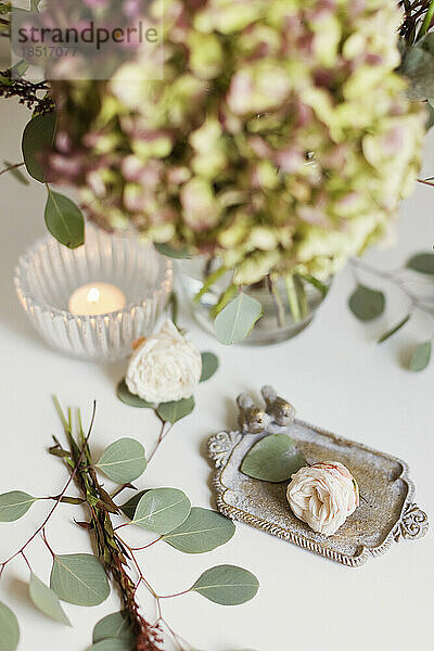 Frische Blumen mit Kerzendekoration auf dem Tisch