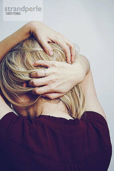 Traurige blonde Frau mit Ehering