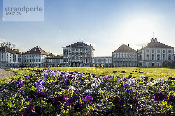 Deutschland  Bayern  München  Blumenbeet vor Schloss Nymphenburg bei Sonnenuntergang