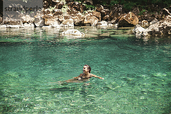 Junge Frau schwimmt im Fluss Tara
