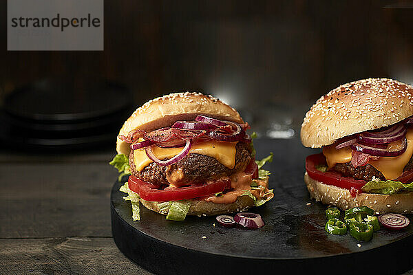 Studioaufnahme von zwei essfertigen Hamburgern
