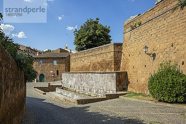 Italien  Latium  Tuscania  Fontana Delle Sette Cannelle und umliegende Mauern