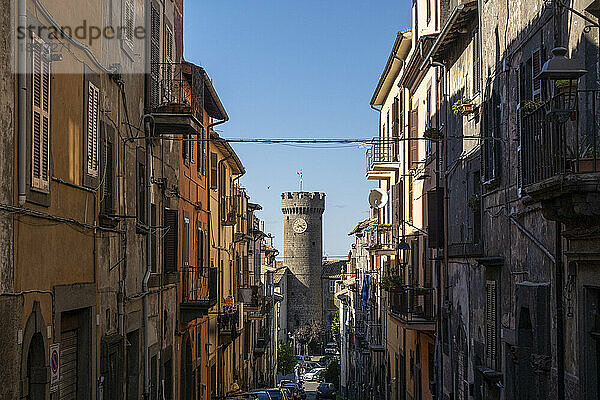 Italien  Latium  Viterbo  Häuserzeilen mit dem Turm des Palazzo Ducale o delle Logge im Hintergrund