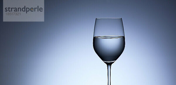 Studioaufnahme eines Weinglases mit klarem Wasser