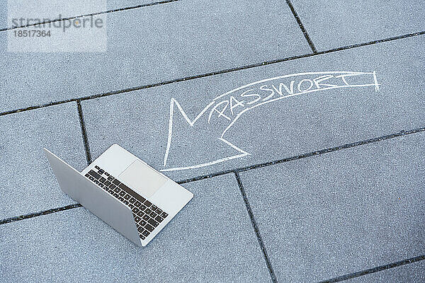 Laptop und Passwort-Textpfeil auf der Straße