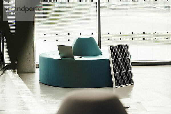 Solarpanel mit Laptop im Büro