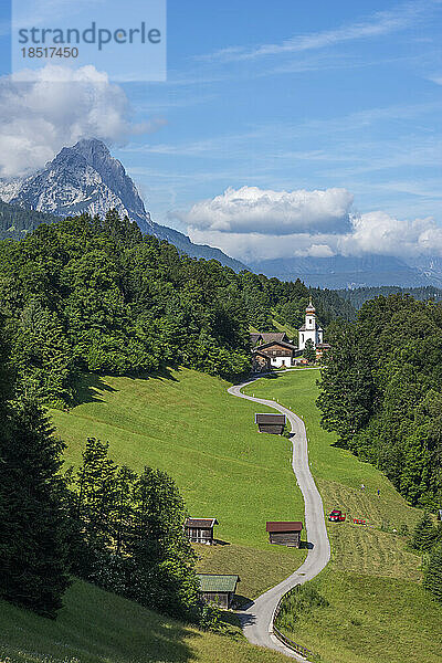 Deutschland  Bayern  Wamberg  Straße  die zu einem abgelegenen Dorf in den Bayerischen Alpen führt