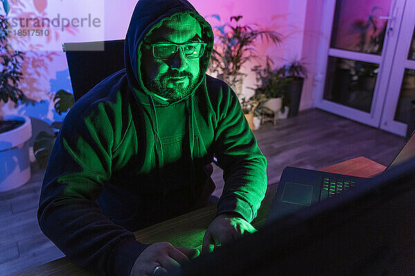 Hacker benutzt Laptop zu Hause