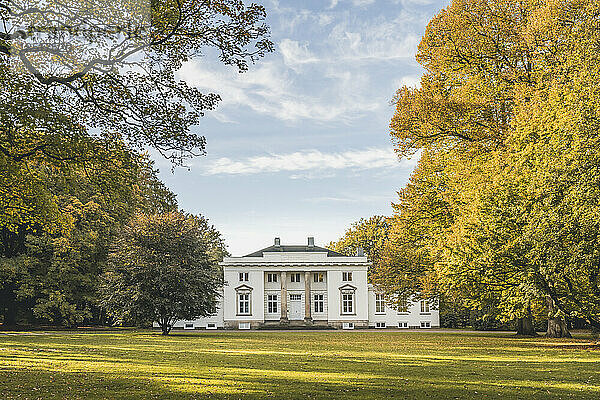 Deutschland  Hamburg  J. C. Godeffroy Villa im Hirschpark im Herbst