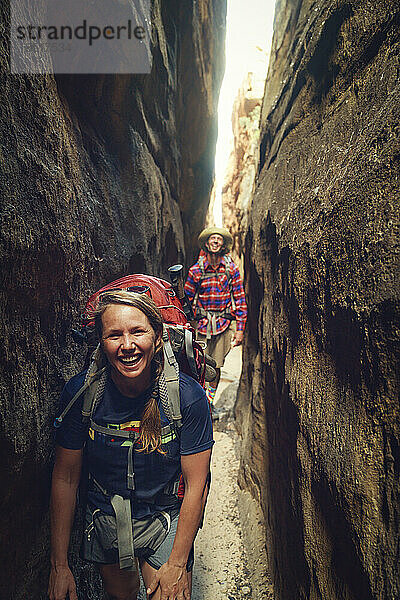 Glückliche Wanderer  die zwischen der Felswand der Cederberge wandern