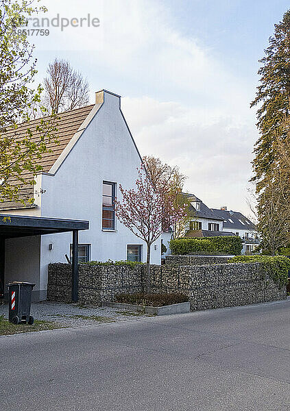 Deutschland  Bayern  Außenansicht eines modernen Einfamilienhauses mit Steinmauer