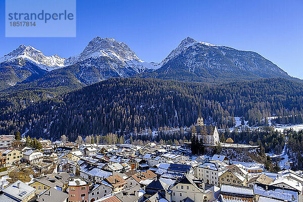 Schweiz  Kanton Graubünden  Scuol  Blick auf die Winterstadt im Engadin mit Bergen im Hintergrund