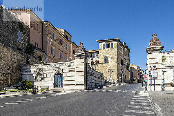 Italien  Latium  Tarquinia  Stadttor vor dem Nationalmuseum Tarquinia