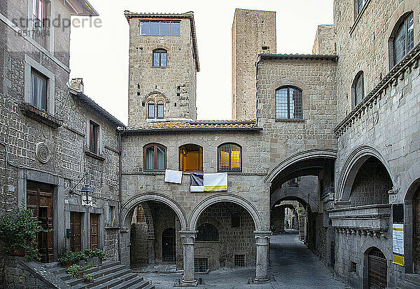 Italien  Latium  Viterbo  historische Gebäude rund um die Piazza San Pellegrino