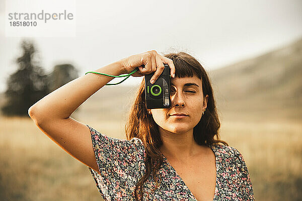 Junge Frau fotografiert mit der Kamera