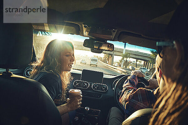 Freunde reden miteinander auf Roadtrip im Auto