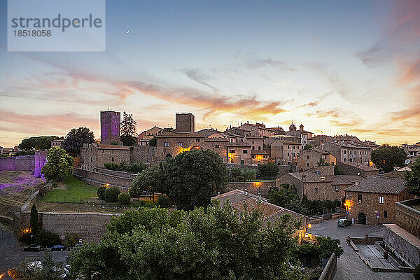 Italien  Latium  Toskana  Blick auf die mittelalterliche Stadt bei Sonnenuntergang