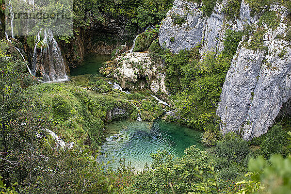 Kroatien  Blick auf den malerischen See im Nationalpark Plitvicer Seen