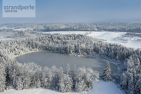 Deutschland  Bayern  malerischer Blick auf den Kleinen Karpfsee im Winter