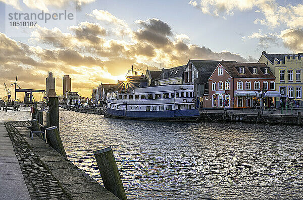 Deutschland  Nordfriesland  Husum  Stadthafen bei Sonnenuntergang