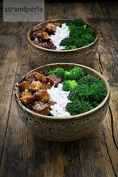Zwei Schüsseln Kokosreis mit Tofu  Brokkoli und Sesam