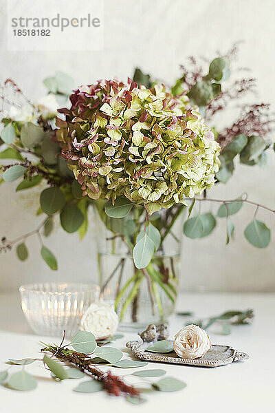 Blumenstrauß aus Hortensien und Rosenblüten